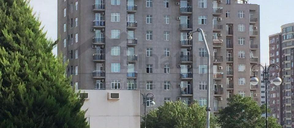 TÜRK SƏFIRLIYININ yanında. - 2