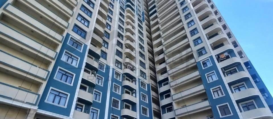 -Tibb Universitetinın yanında. - 2