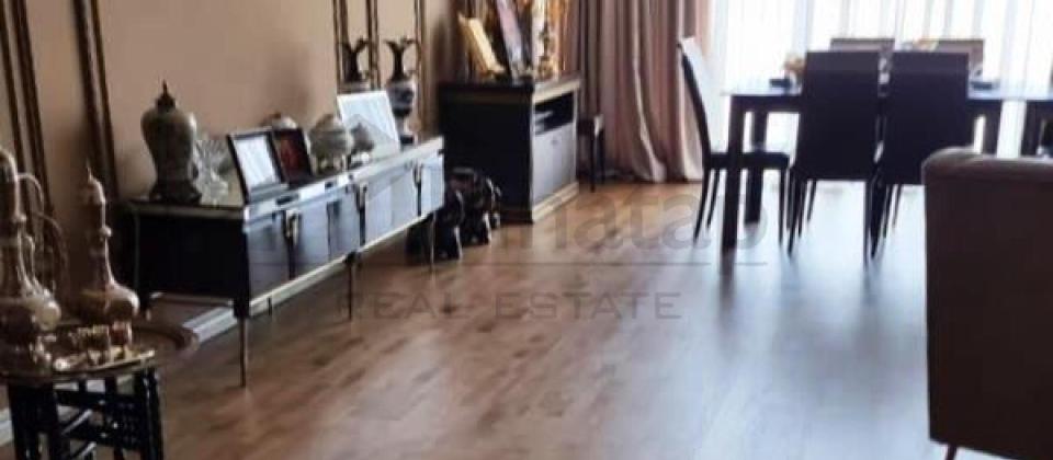 Elmlər Akademiyası m/s yanında 4 otaqlı mənzil satılır/170 kv.m. - 2