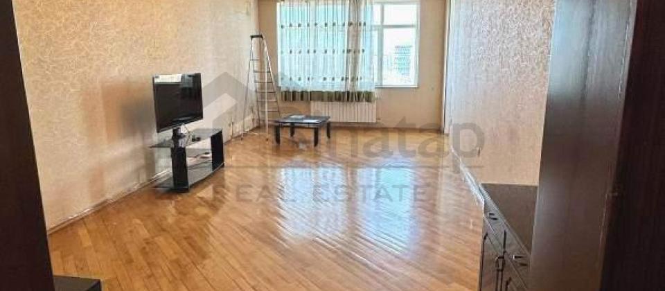 3 otaqlı mənzil satılır/103 kv.m., Nərimanov heykəli və Hüseyn Cavid parkına yaxındır