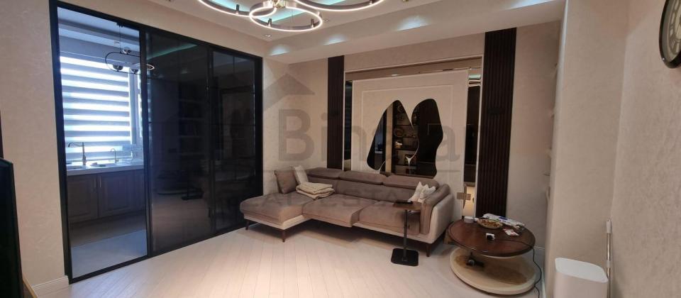 Tibb Universitetının   yanında. - 2