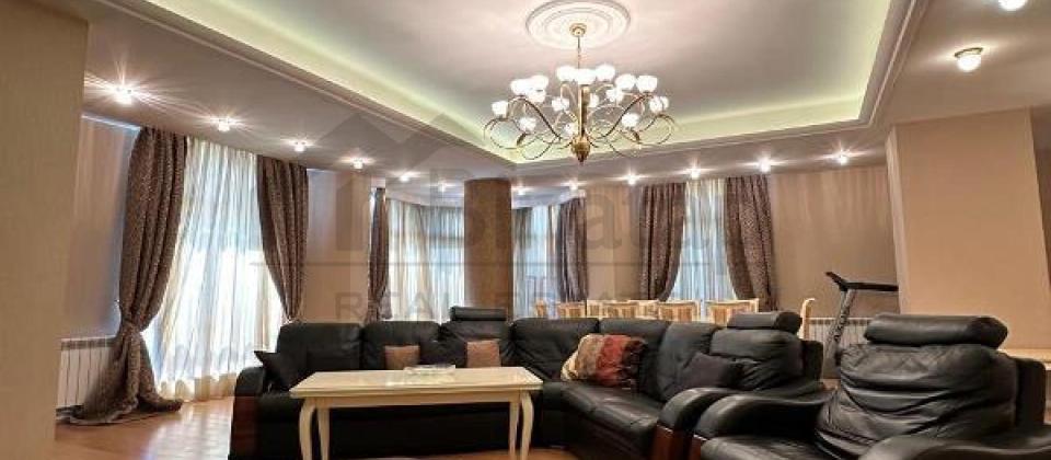 4 otaqlı mənzil satılır/240 kv.m., Bülbül prospekti, Heydər Əliyev sarayının yanında yerləşir