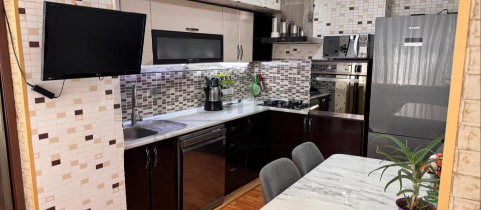 Satılır 3 otaqlı köhnə tikili 105 m², İnşaatçılar m. - 9