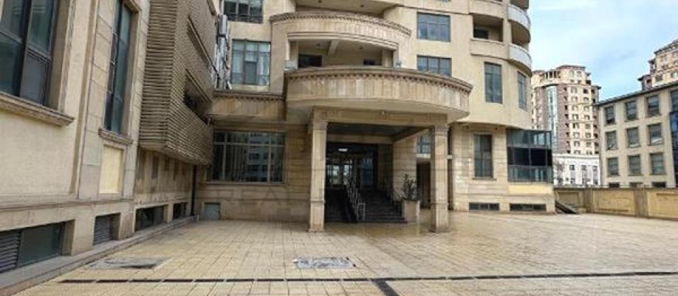 Statistika Komitəsinin yanı, Mərkəzi park və Nizami m/s yaxın 3 otaqlı mənzil satılır/127 kv.m. - 3
