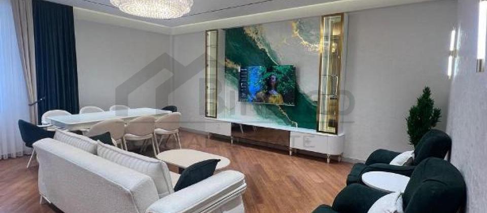 Tbilisi prospekti, 8 Noyabr m/s yaxın 4 otaqlı mənzil satılır/145 kv.m. - 2