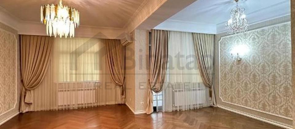 Elmlər Akademiyası m/s, Renessans Palace'da 4 otaqlı mənzil satılır/205 kv.m. - 2