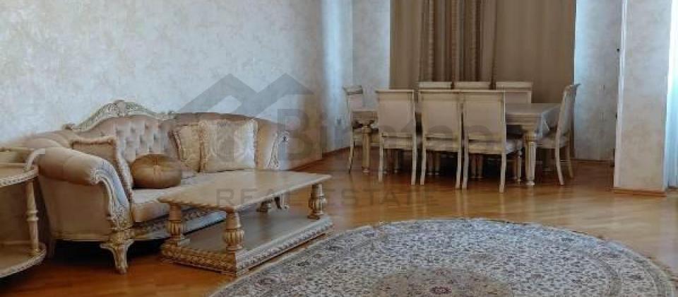 İzmir parkının yanında 3 otaqlı mənzil satılır/178 kv.m. - 2