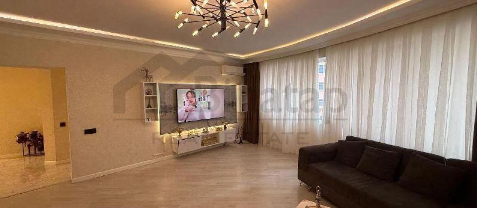 Yeni Yasamal, Əsəd Əhmədov küçəsi, İnşaatçılar m/s yaxın 3 otaqlı mənzil satılır/130 kv.m.