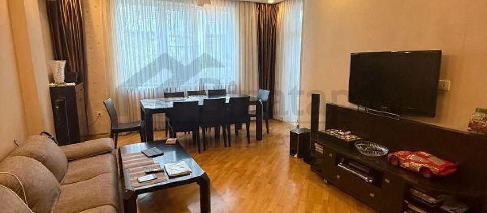 Mərkəzi parkın yanı, 6cı parallel küçəsi, Nizami m/s yaxın 3 otaqlı mənzil satılır/110 kv.m.