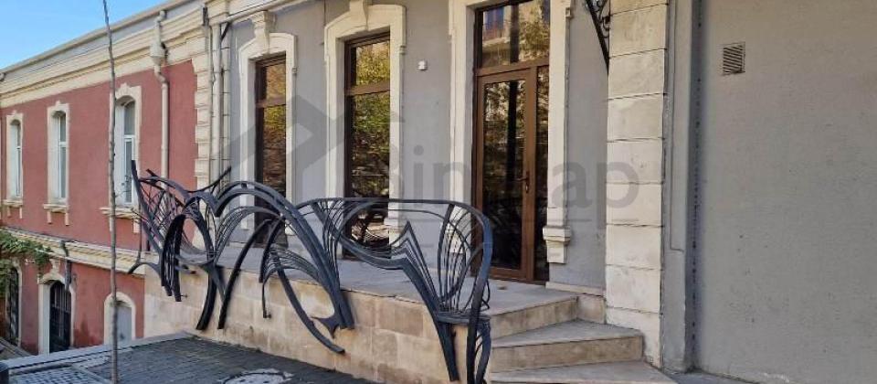 İçəri Şəhər m/s və Axundov bağına yaxın hazır obyekt icarəyə verilir/180 kv.m.