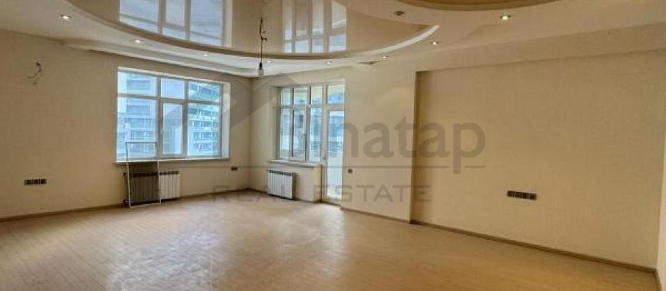 8 Noyabr m/s və Lider tvyə yaxın, İst Petrolun yanında 4 otaqlı mənzil satılır/210 kv.m. - 2