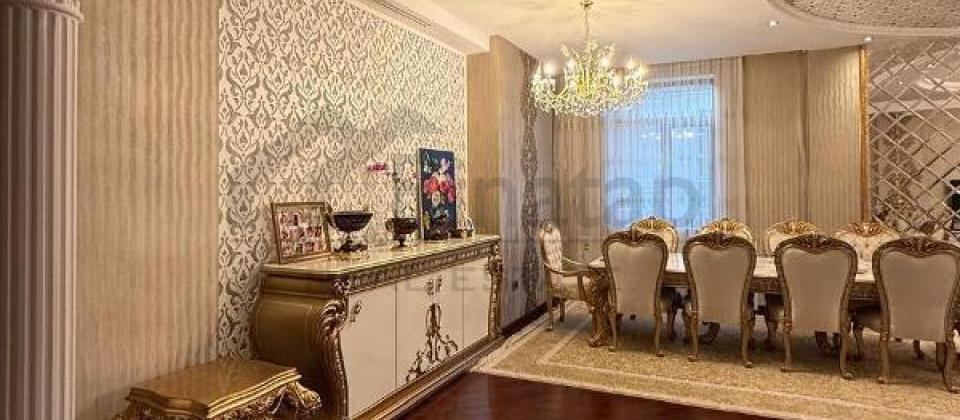 Mərkəz, Torqovaya və İçəri Şəhər m/s yaxın 4 otaqlı mənzil satılır/204 kv.m. - 2