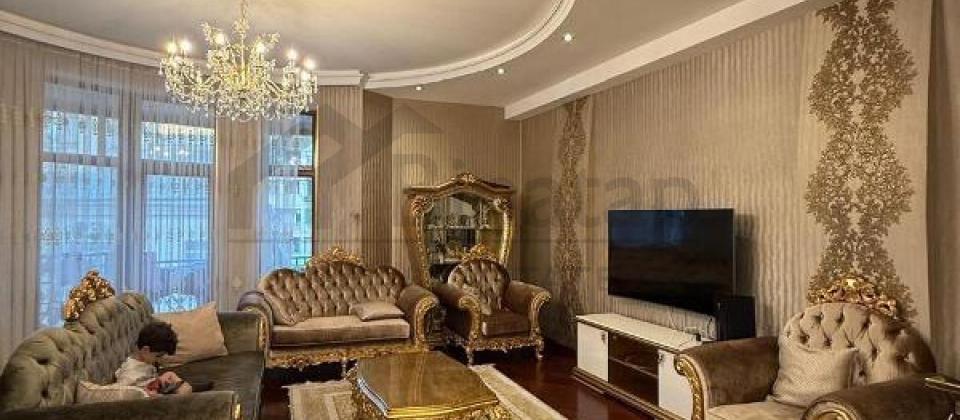 Mərkəz, Torqovaya və İçəri Şəhər m/s yaxın 4 otaqlı mənzil satılır/204 kv.m. - 4