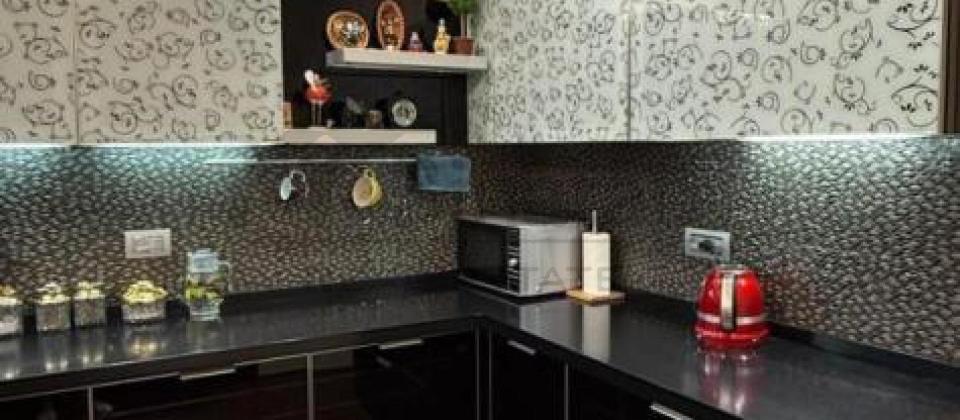 Mərkəz, Torqovaya və İçəri Şəhər m/s yaxın 4 otaqlı mənzil satılır/204 kv.m. - 10