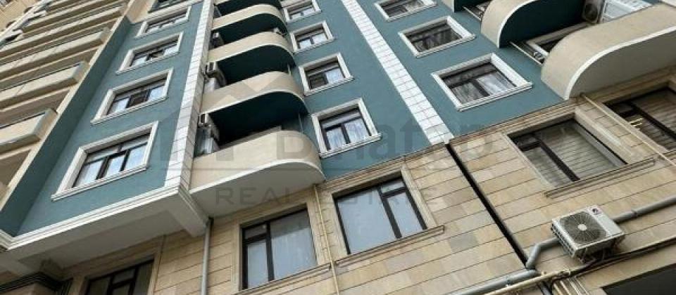 Tibb Universiteti və 1№li Asan xidmətə yaxın 4 otaqlı mənzil satılır/172 kv.m. - 2