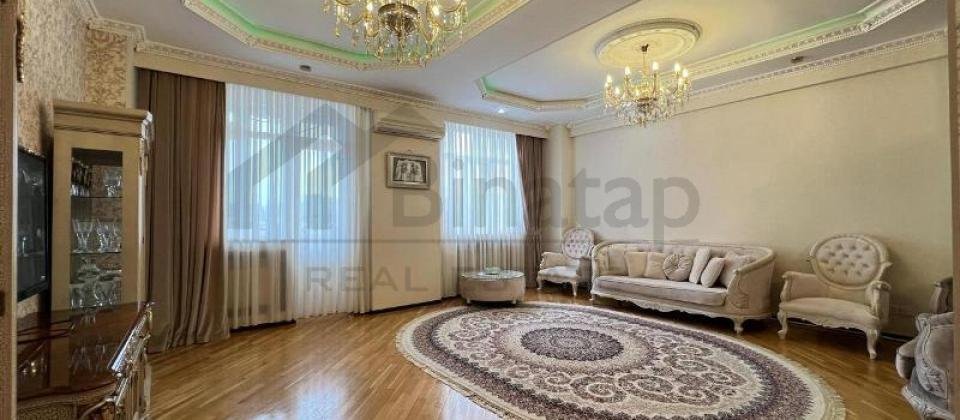 Tbilisi prospekti, İzmir parkin yaninda 3 otaqli menzil satilir/164 kv.m. - 2