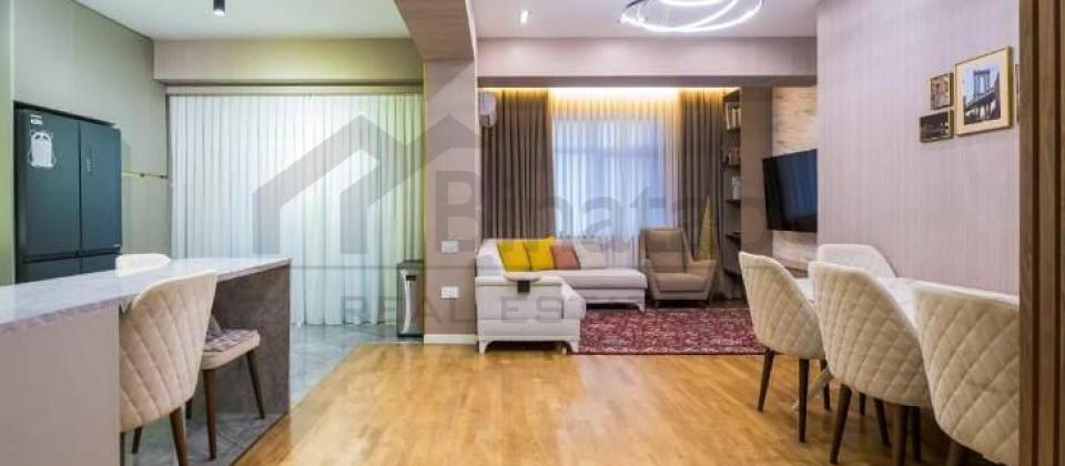 Azadliq prospekti, Nesimi bazarinin yaninda 3 otaqli menzil satilir/142 kv.m.