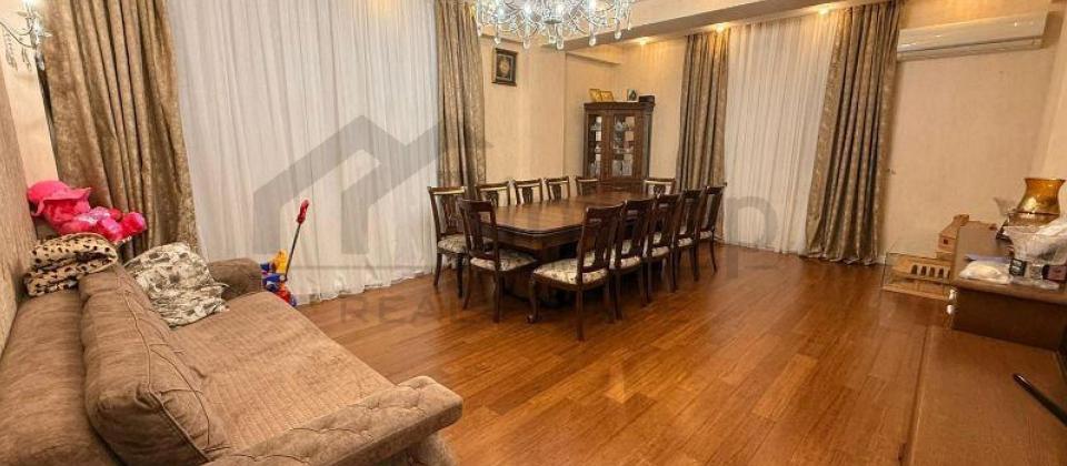 ABS Sefirliyinin yani, 28 May ve Genclik m/s yaxin 3 otaqli menzil satilir/135 kv.m.