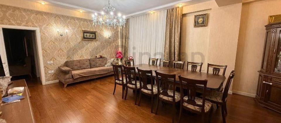 ABS Sefirliyinin yani, 28 May ve Genclik m/s yaxin 3 otaqli menzil satilir/135 kv.m. - 2