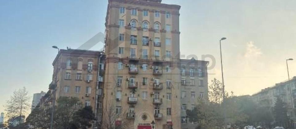 Merkezi park ve Statistika Komitesinin yani, Nizami m/s yaxin 3 otaqli menzil satilir/85 kv.m.