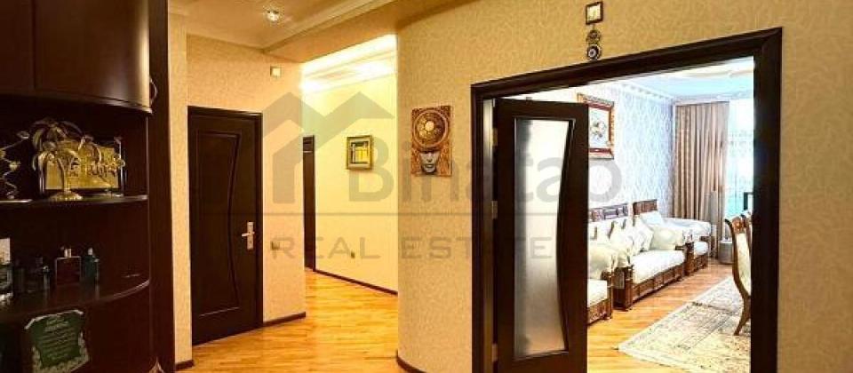 İnqlab, 8 Noyabr ve Tibb Universitetine yaxin 3 otaqli menzil satilir/145 kv.m. - 12