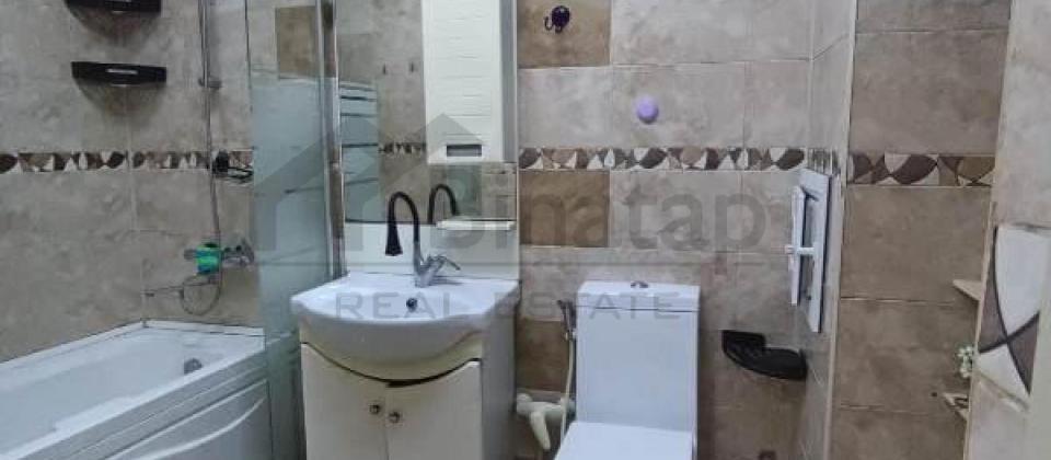 Azadliq prospekti, ABŞ Sefirliyinin yani, 28 May m/s yaxin 3 otaqli menzil satilir/100 kv.m. - 15