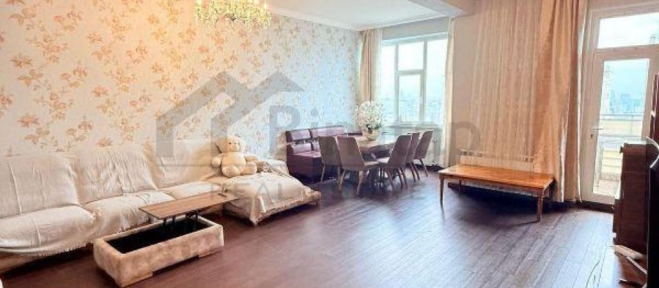 Nerimanov heykeli ve Dost agentliyinin yaninda 4 otaqli menzil satilir/164 kv.m. - 2