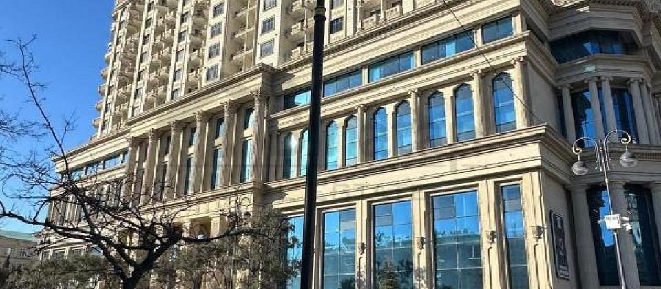 Huseyn Cavid parki ve Elmler Akademiyasi m/s yaninda 4 otaqli menzil satilir/153 kv.m. - 2