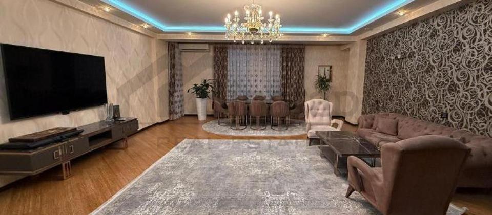 Azadliq prospekti, 28 May m/s yaninda 3 otaqli menzil satilir/153 kv.m.