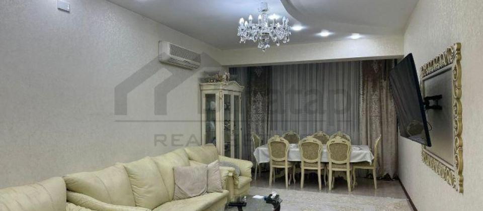 Merkezi parkin yani, Nizami m/s yaxin 3 otaqli menzil satilir/110 kv.m.