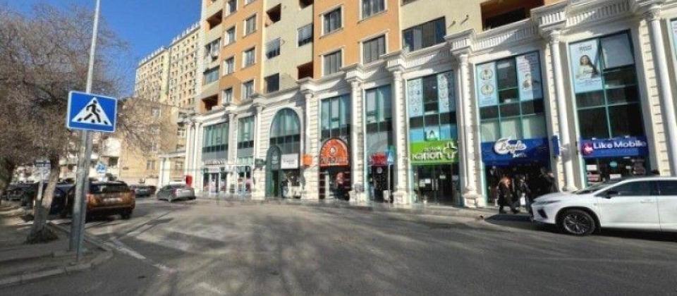 BDU ve Elmler Akademiyasi m/s yaninda 3 otaqli menzil satilir/70 kv.m.