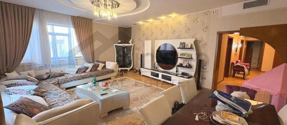 Tibb Universitetinin arxasinda 4 otaqli menzil satilir/170 kv.m.