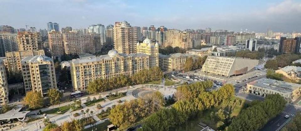 Qiş parki ve 28 May m/s yaxin 3 otaqli menzil satilir/150 kv.m.