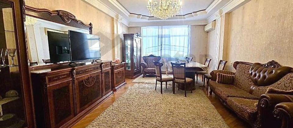 Mona Liza restoraninin yani, Nerimanov m/s yaxin 3 otaqli menzil satilir/132 kv.m.