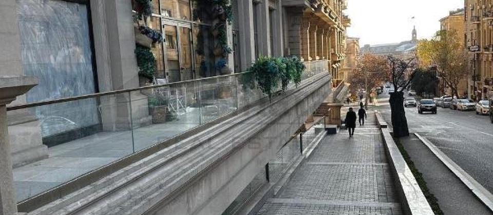 İçerişeher ve Axundov bagina yaxin temirsiz obyekt icareye verilir/335 kv.m.