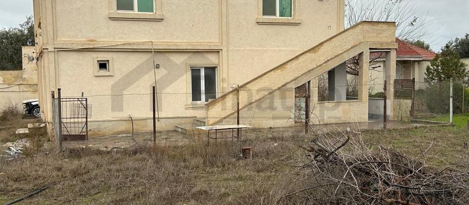 Novxanı qəsəbəsində geniş torpaq sahəsində 5 otaqlı həyət evi satılır