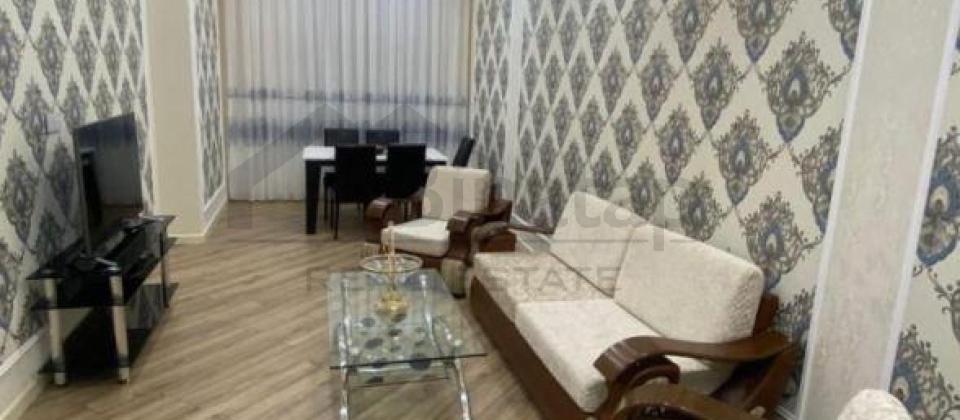 Azerbaycan Universiteti ve Pişevari parkinin yaninda 2 otaqli menzil satilir/93 kv.m.