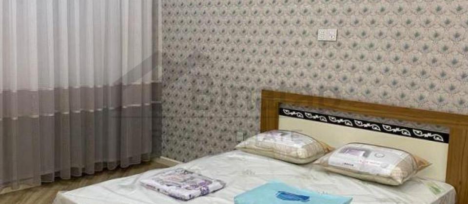 Azerbaycan Universiteti ve Pişevari parkinin yaninda 2 otaqli menzil satilir/93 kv.m. - 2