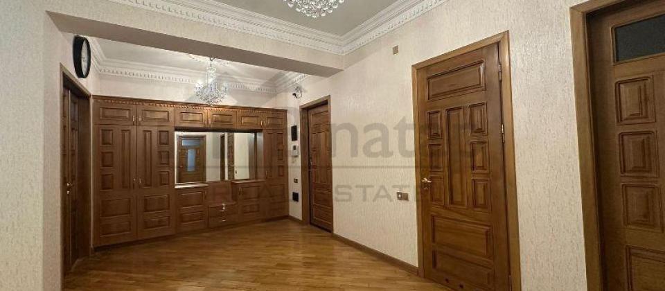 Heyder Eliyev merkezinin yaninda 4 otaqli menzil satilir/170 kv.m. - 9