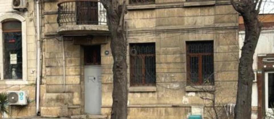 Qubanov, Nizami m/s yaxin 2 mertebeli heyet evi satilir/160 kv.m.