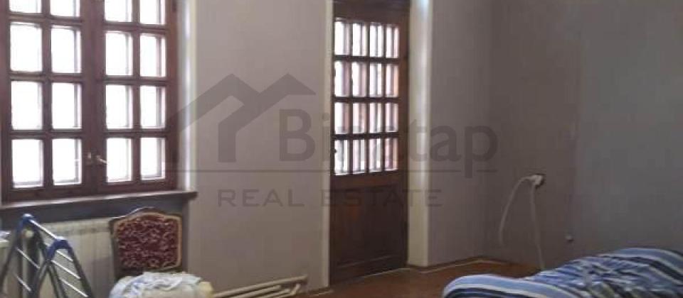 Qubanov, Nizami m/s yaxin 2 mertebeli heyet evi satilir/160 kv.m. - 2