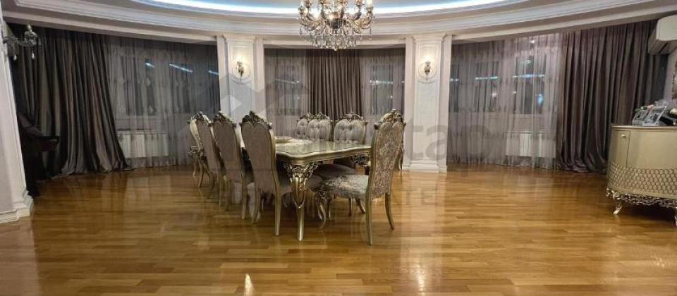 İnqlab, Qafqaz otelin yani, 8 Noyabr m/s yaxin 4 otaqli menzil satilir/207 kv.m.