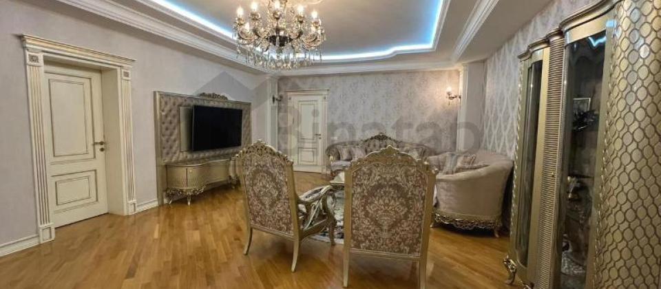 İnqlab, Qafqaz otelin yani, 8 Noyabr m/s yaxin 4 otaqli menzil satilir/207 kv.m. - 2