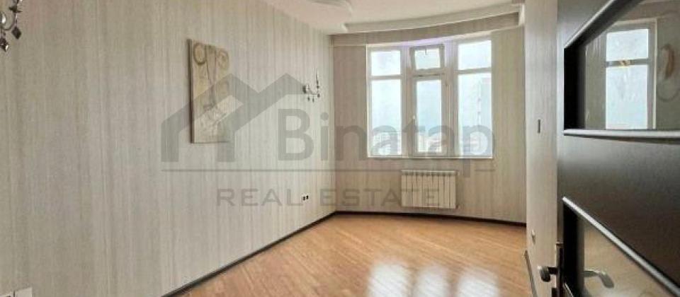 Tibb Universiteti ve 1№li Asan xidmetin yaninda 3 otaqli menzil satilir/94 kv.m.