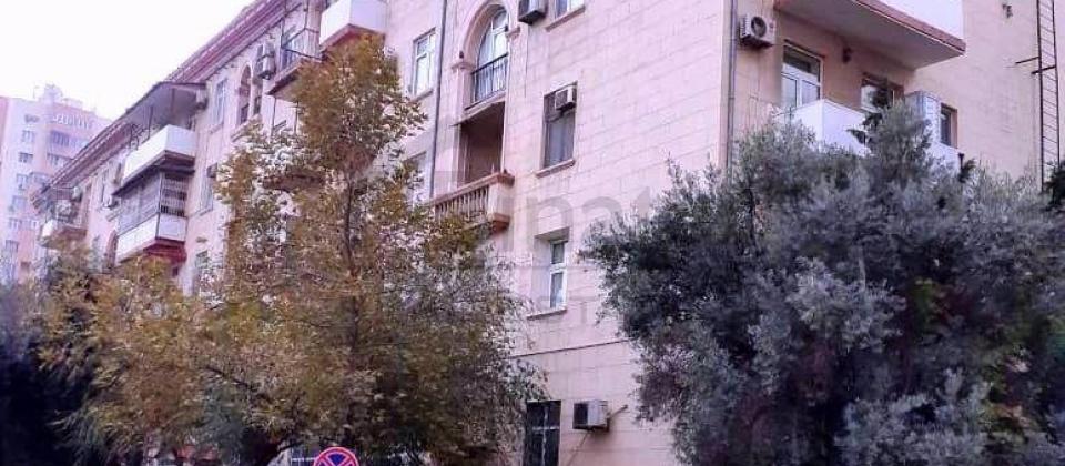 Satılır 2 otaqlı köhnə tikili 60 m², Elmlər Akademiyası m.