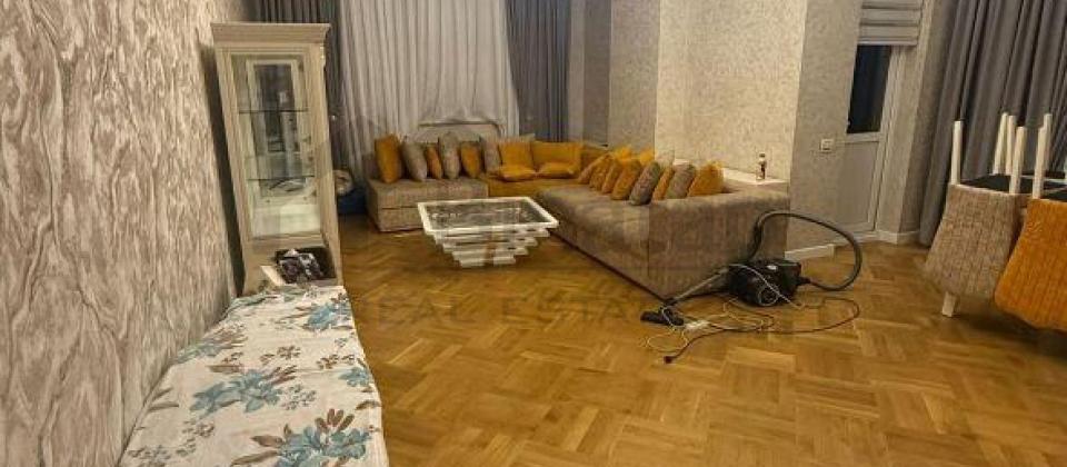 Huseyn Cavid prospekti, Elmler Akademiyasi m/s yaxin 3 otaqli menzil satilir/131 kv.m. - 2