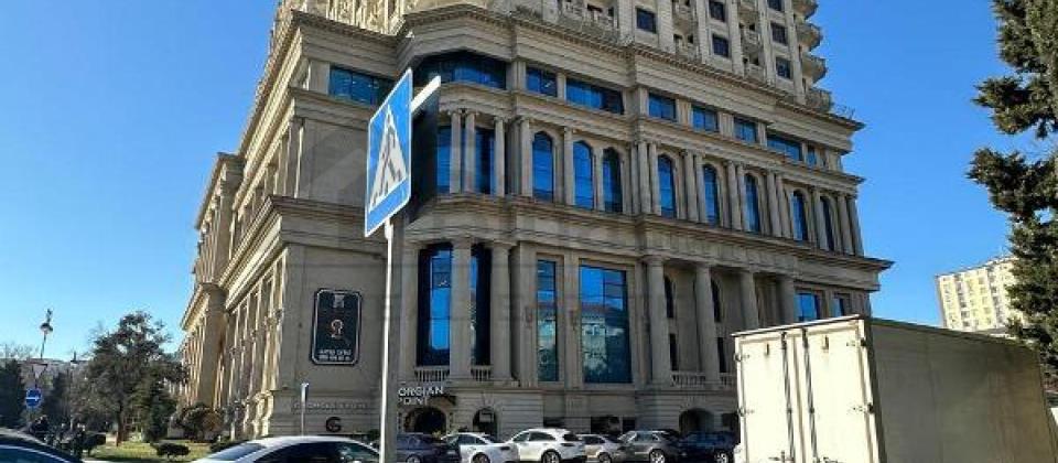 Huseyn Cavid parki ve Elmler Akademiyasi m/s yaninda 4 otaqli menzil satilir/153 kv.m. - 2