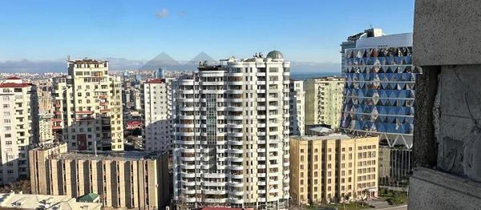 Huseyn Cavid parki ve Elmler Akademiyasi m/s yaninda 4 otaqli menzil satilir/153 kv.m.