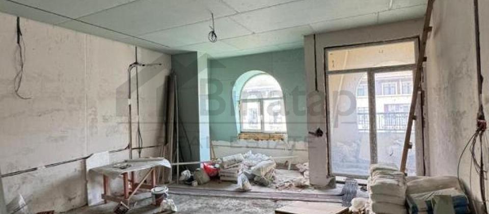 Sherq bazarinin yani, 28 May m/s yaxin tecili 4 otaqli menzil satilir/205 kv.m. - 2