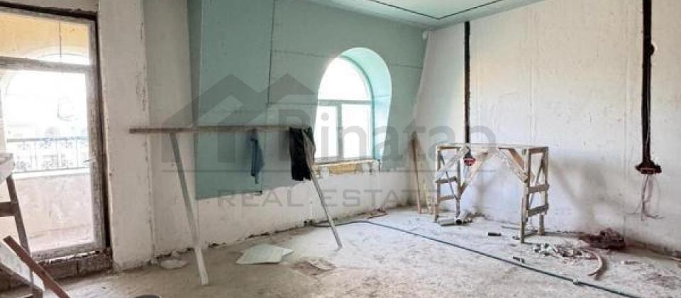 Sherq bazarinin yani, 28 May m/s yaxin tecili 4 otaqli menzil satilir/205 kv.m. - 5